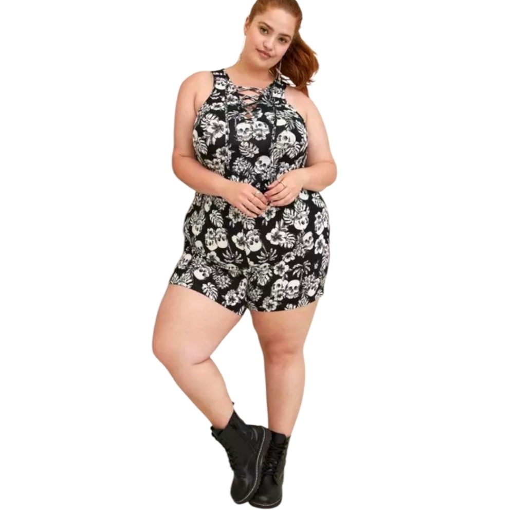 TORRIDS LOVESICK 1X lace-up Romper- super soft tropical, skulls & pockets NWT